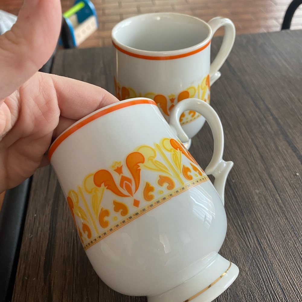 2 Porcelain Patterned Tea Cups - Picture 4 of 4